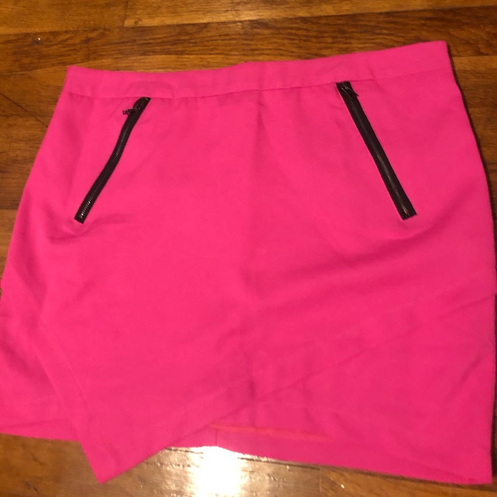 Pink mini skirt w black zipper detail. Lg.